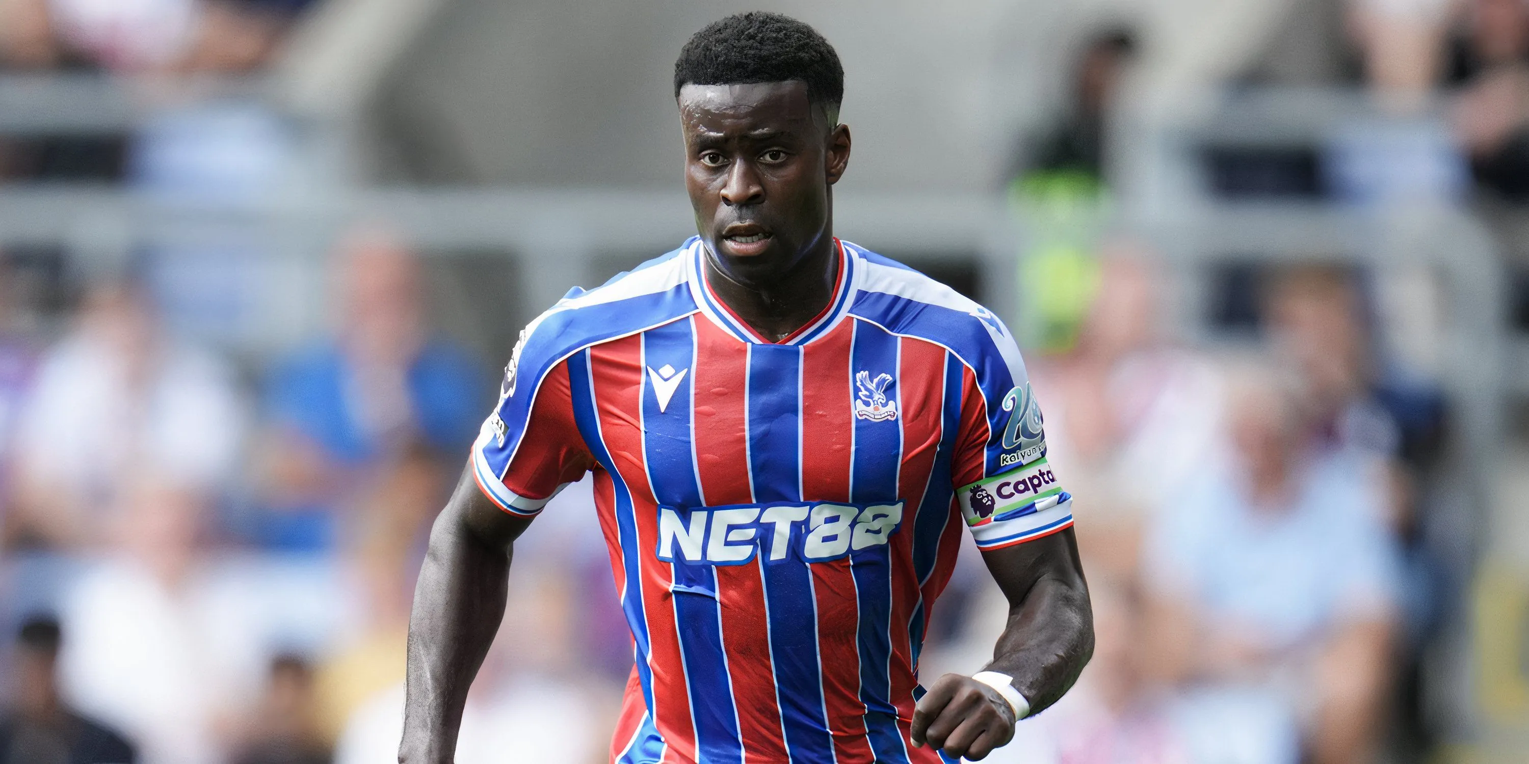 Marc Guehi trong màu áo Crystal Palace, trung vệ Premier League tranh chấp trên không