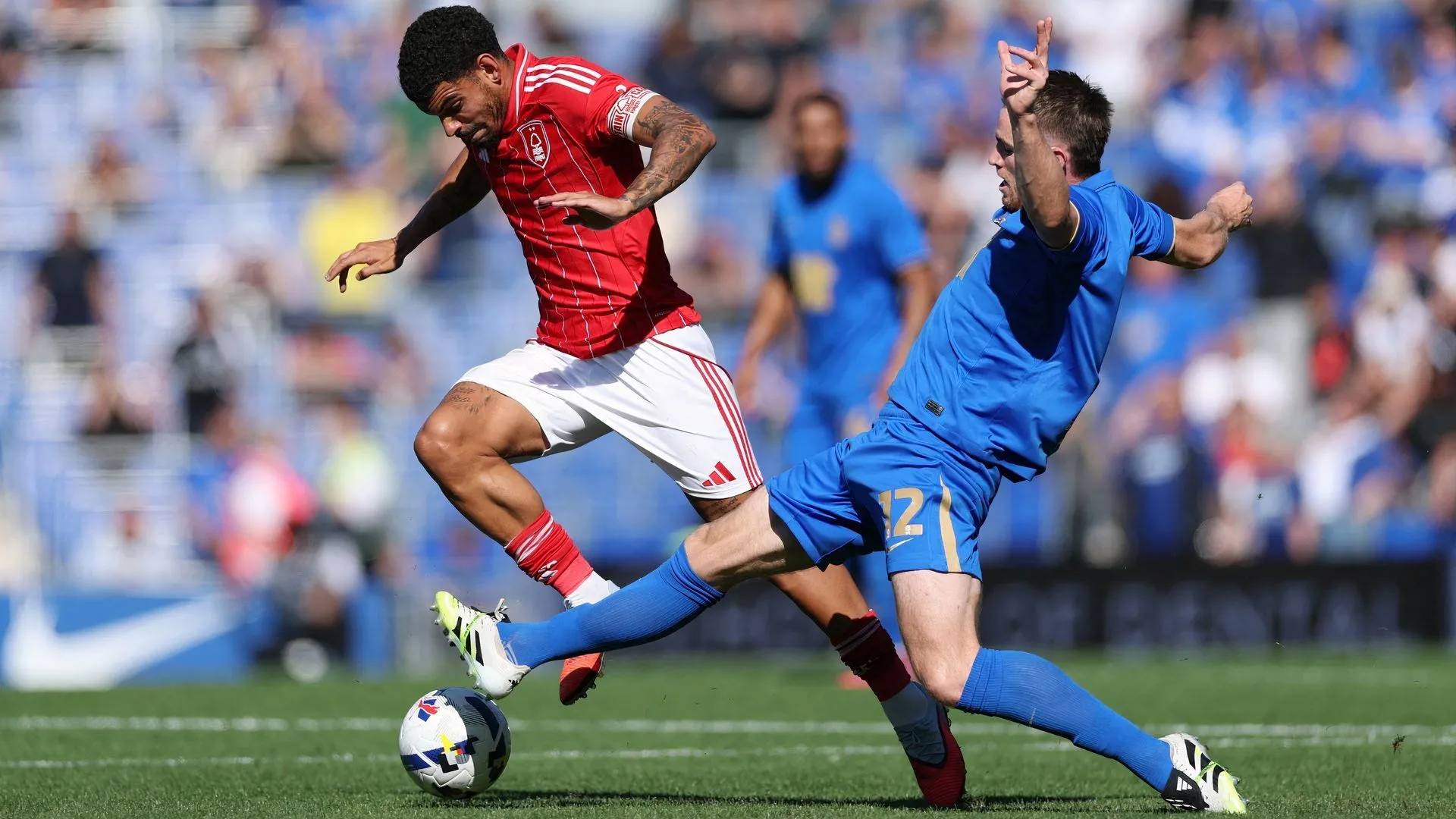 Marc Leonard trong màu áo Birmingham City trong trận giao hữu/đấu cúp, minh họa tình hình cạnh tranh tuyến giữa của đội bóng