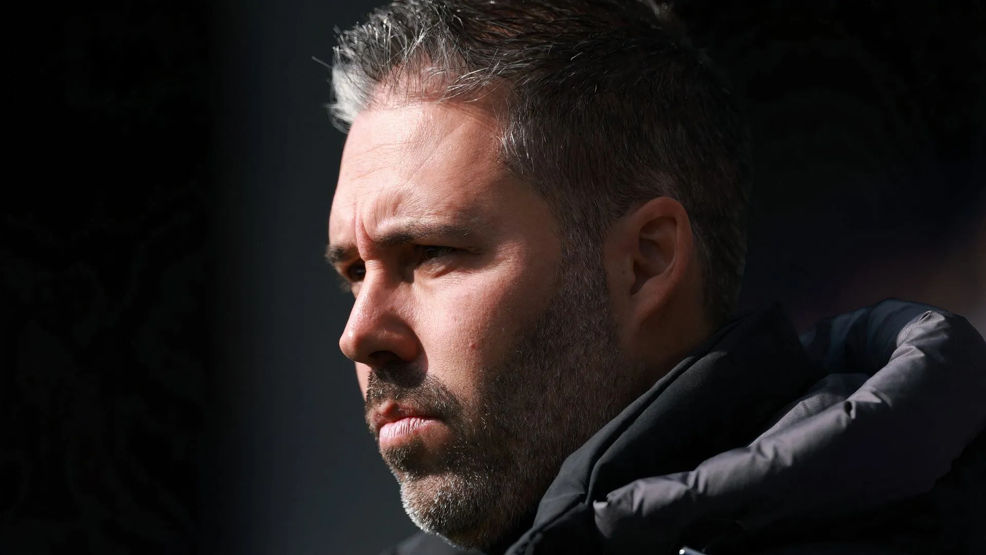 Marti Cifuentes trao đổi chiến thuật bên đường biên tại King Power