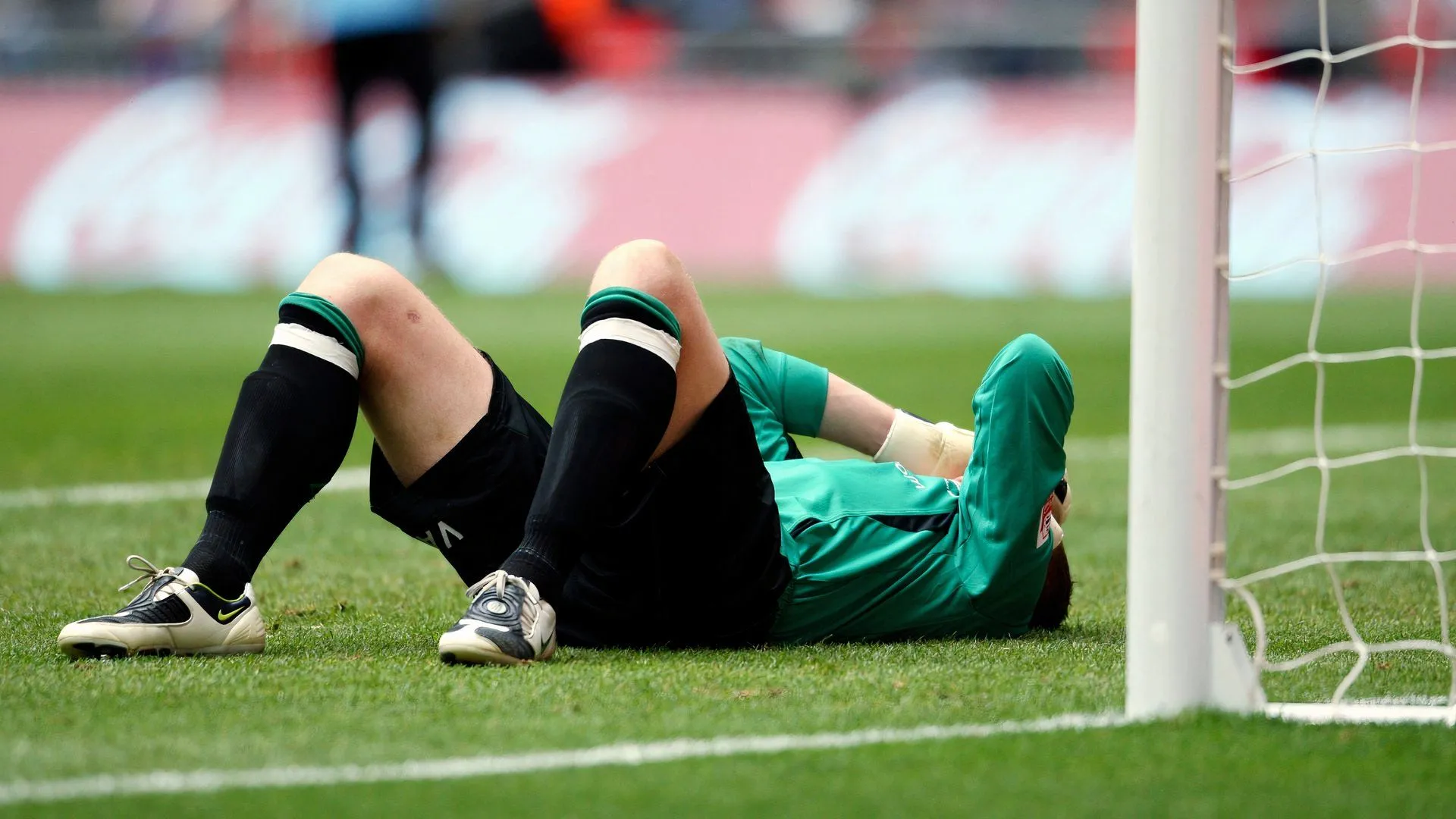 Paddy Kenny cần hỗ trợ oxy sau khi bị hạ trong trận quyền Anh từ thiện