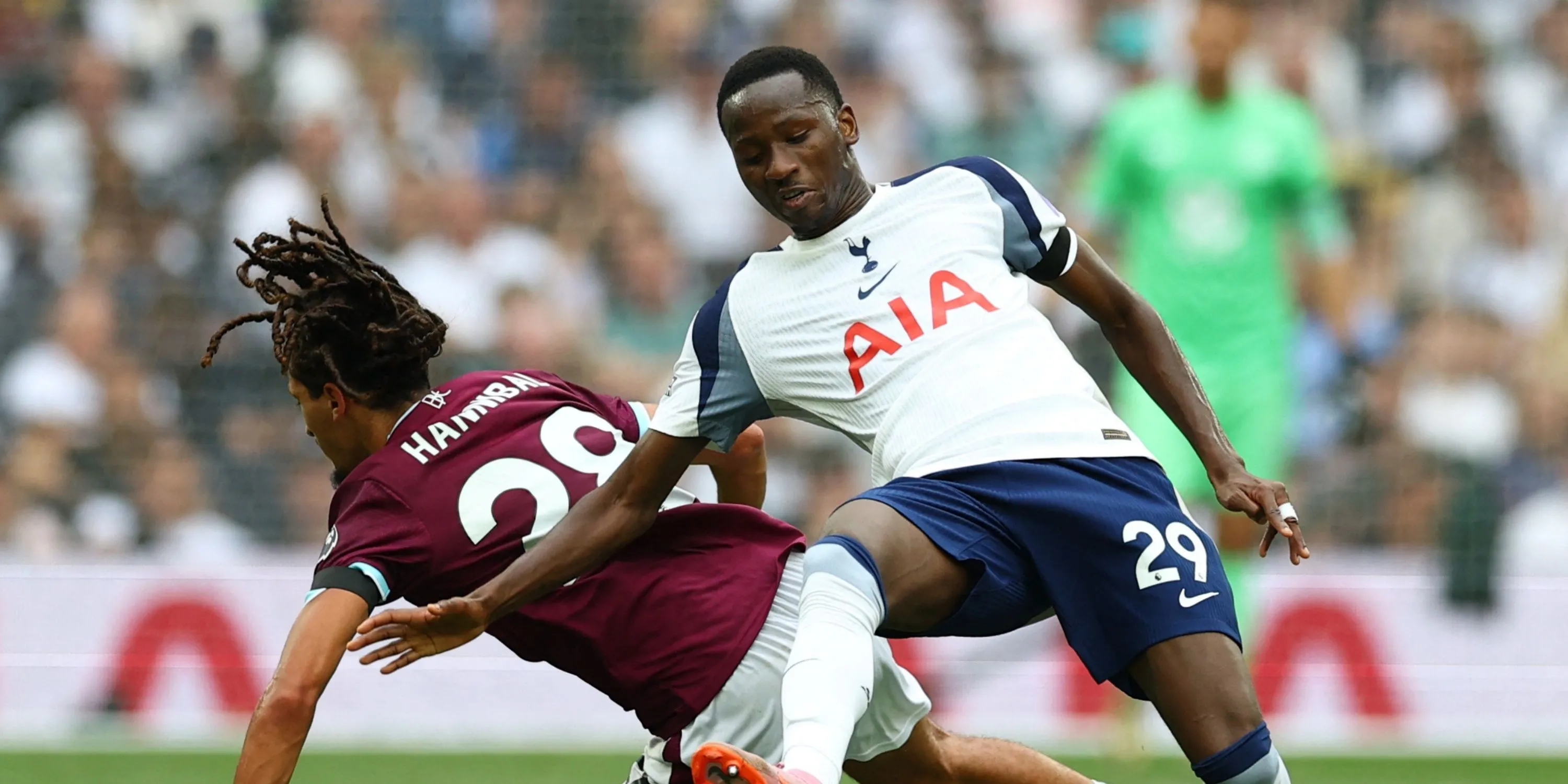 Pape Sarr trong màu áo Tottenham, thể hiện tốc độ và sức mạnh ở hàng tiền vệ