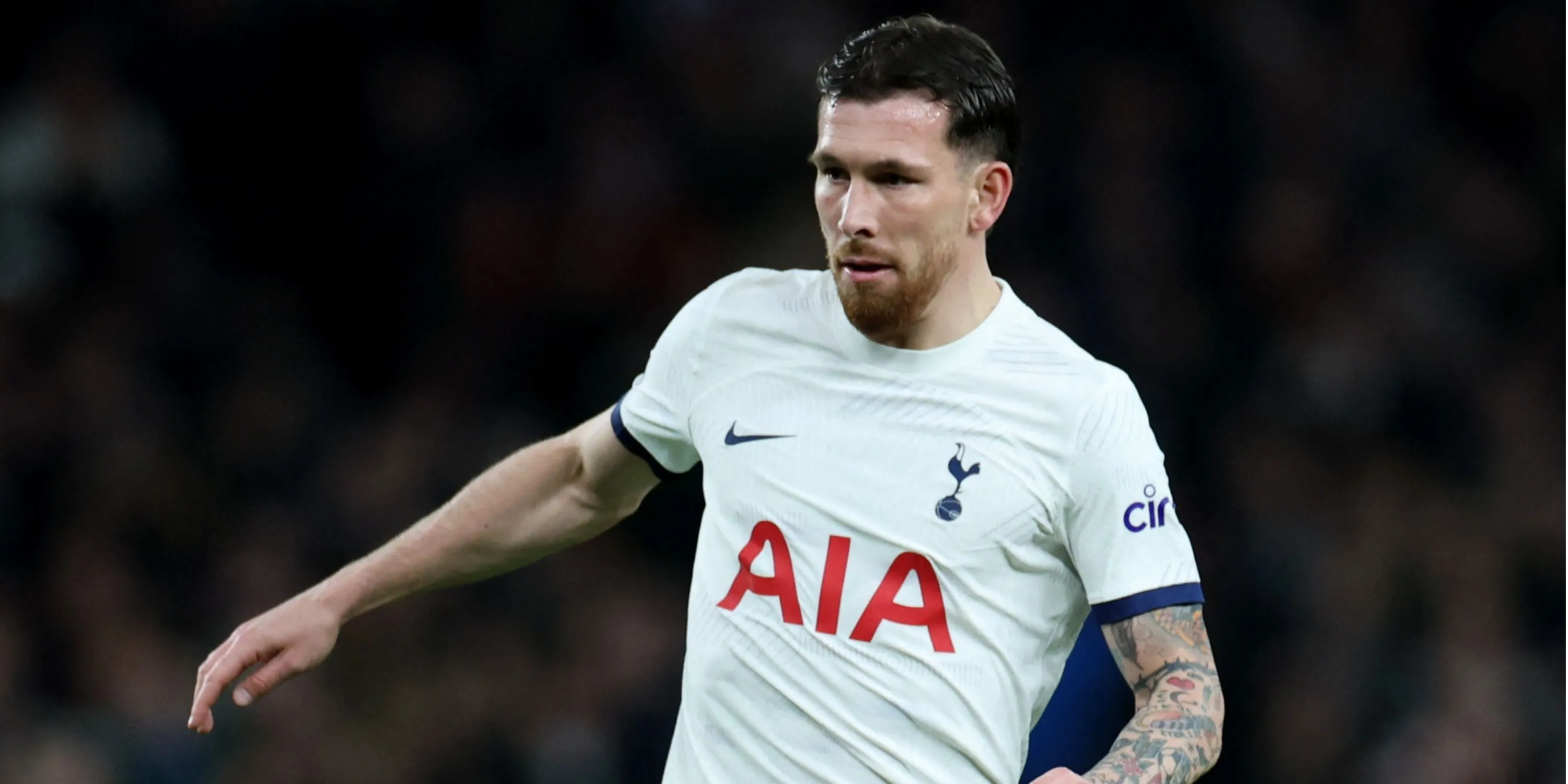 Pierre-Emile Hojbjerg tranh bóng ở tuyến giữa Tottenham