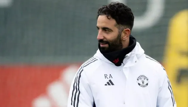 Ruben Amorim chỉ đạo Man United thay đổi chiến thuật pressing và phát bóng dài để chuyển hóa lối chơi.