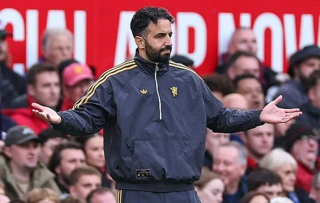 Ruben Amorim chỉ đạo trên băng ghế Man United sau chuỗi trận có dấu hiệu hồi sinh
