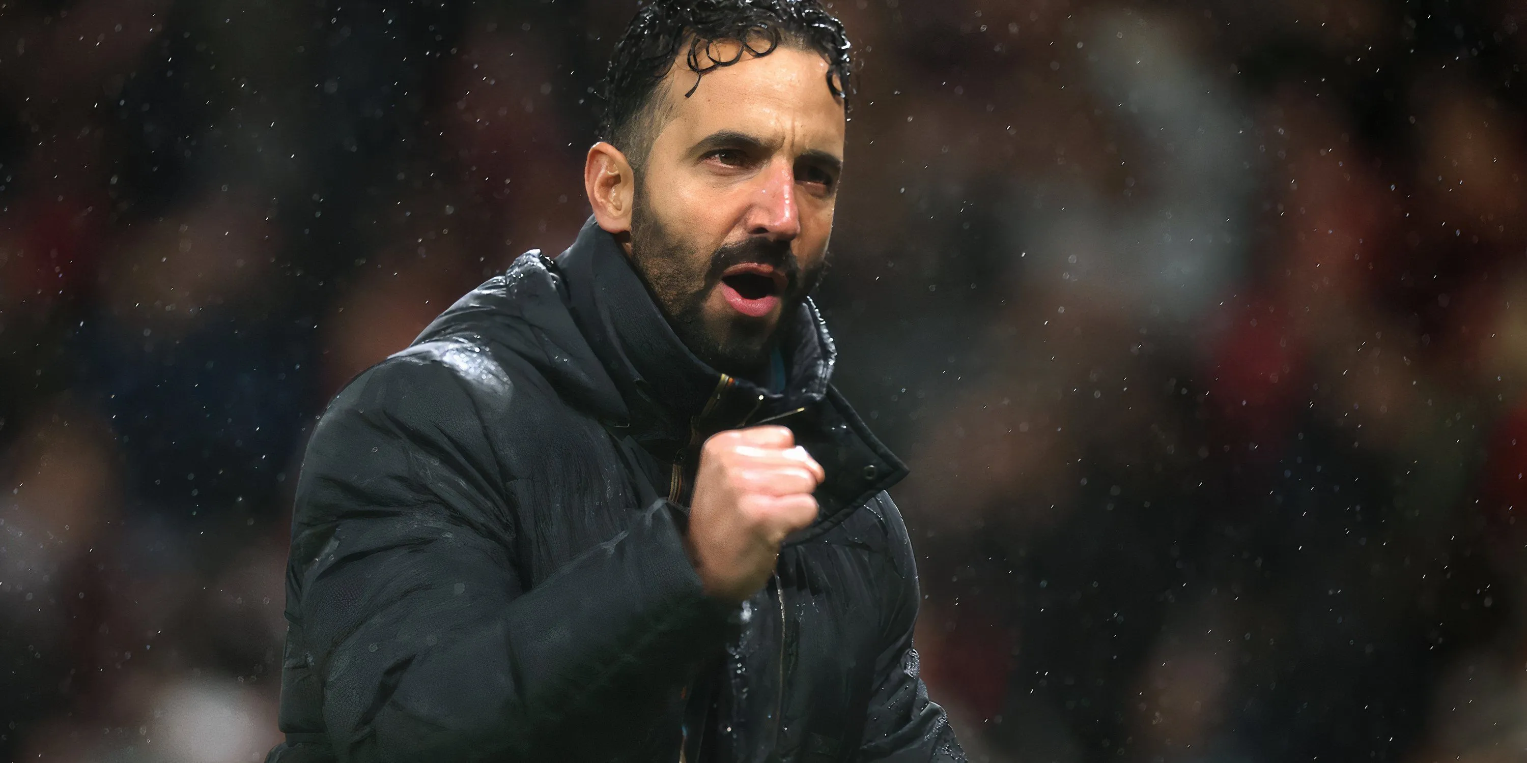 Ruben Amorim dẫn dắt Manchester United trong buổi họp chiến thuật trước trận gặp Brighton