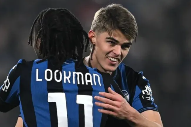 Sân Gewiss Stadium ở Bergamo chuẩn bị cho trận Atalanta gặp AC Milan, nền cỏ và khán đài đông đảo