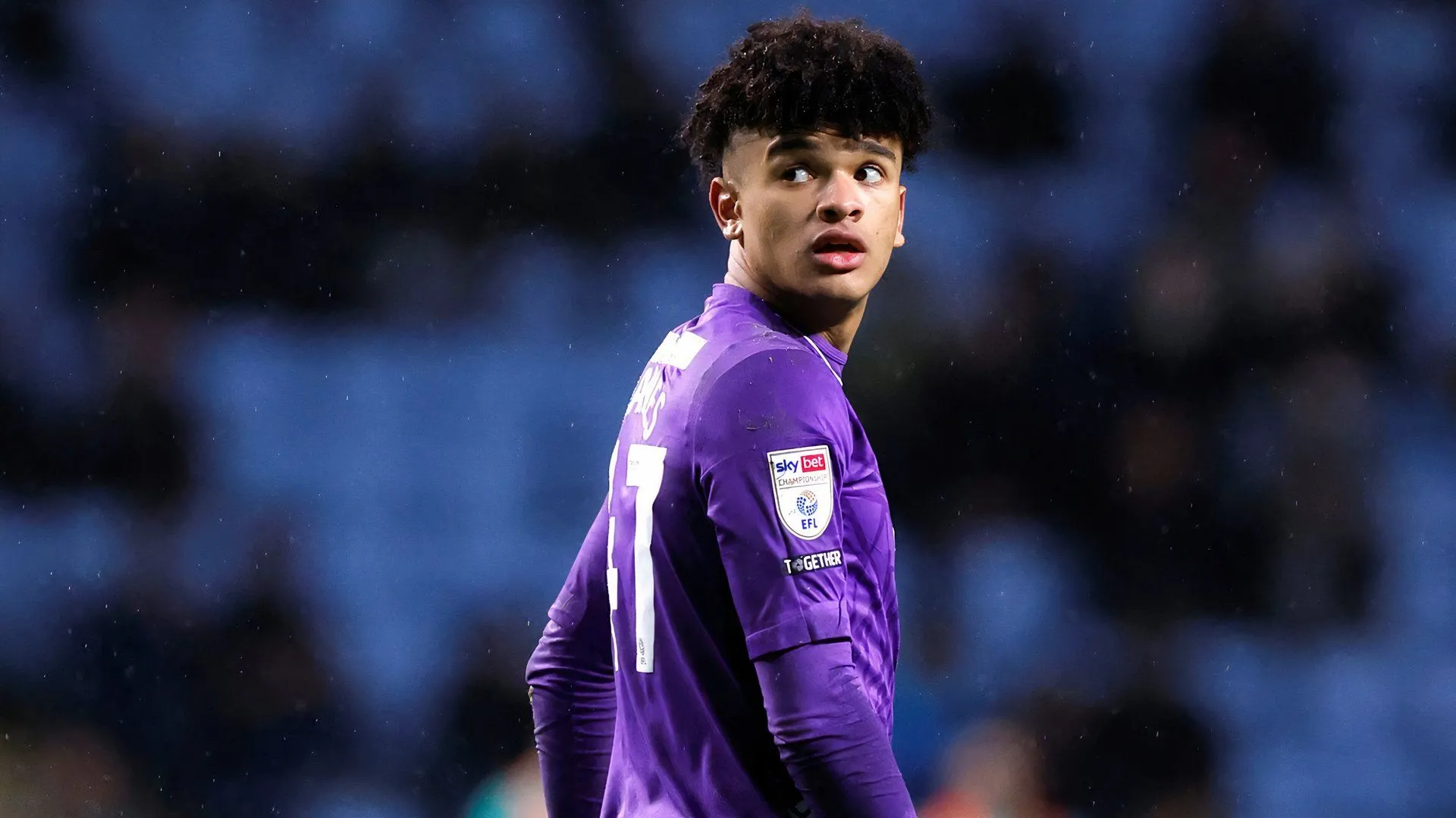 Sân Hillsborough và nỗi lo thủ môn khi Pierce Charles chấn thương vai