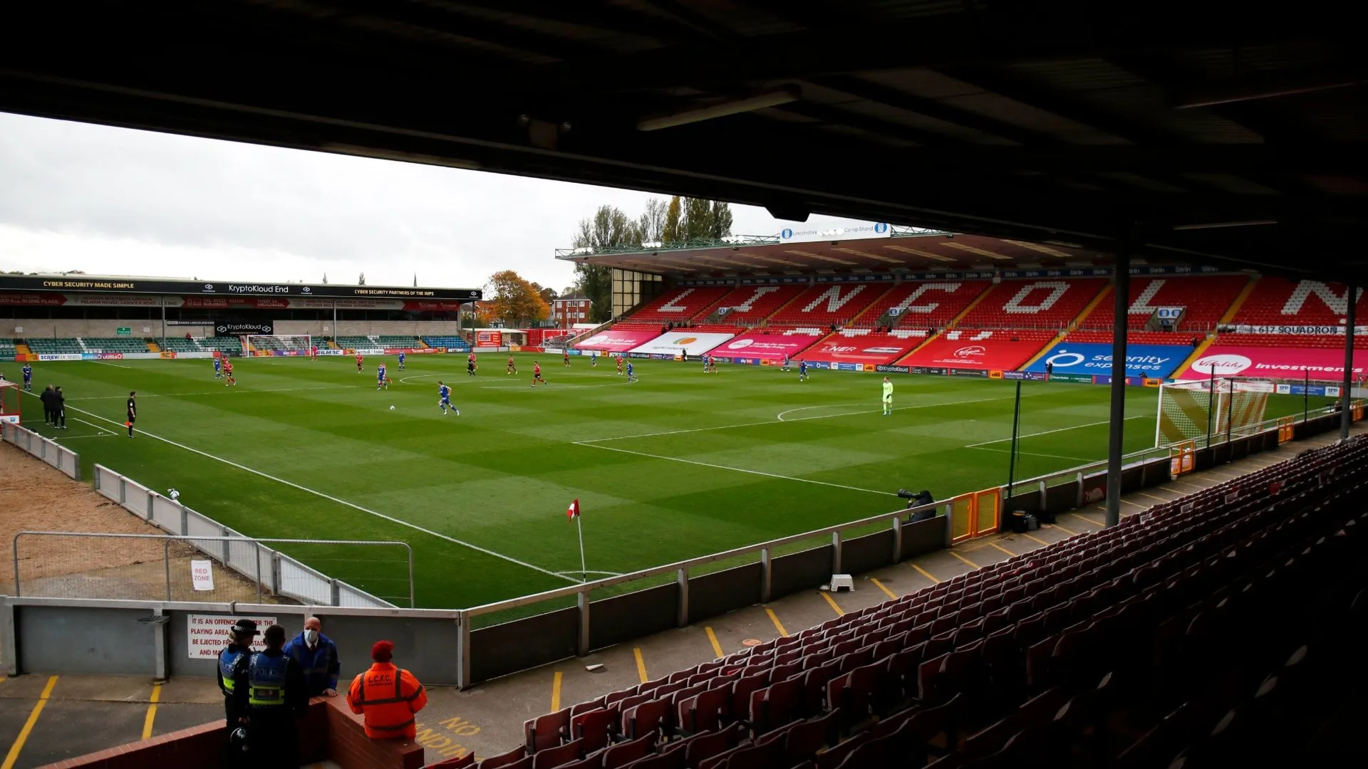 Sân LNER — bối cảnh thi đấu của Lincoln City trong cuộc đua thăng hạng League One, nơi Bobby Wales có thể gia nhập theo dạng cho mượn