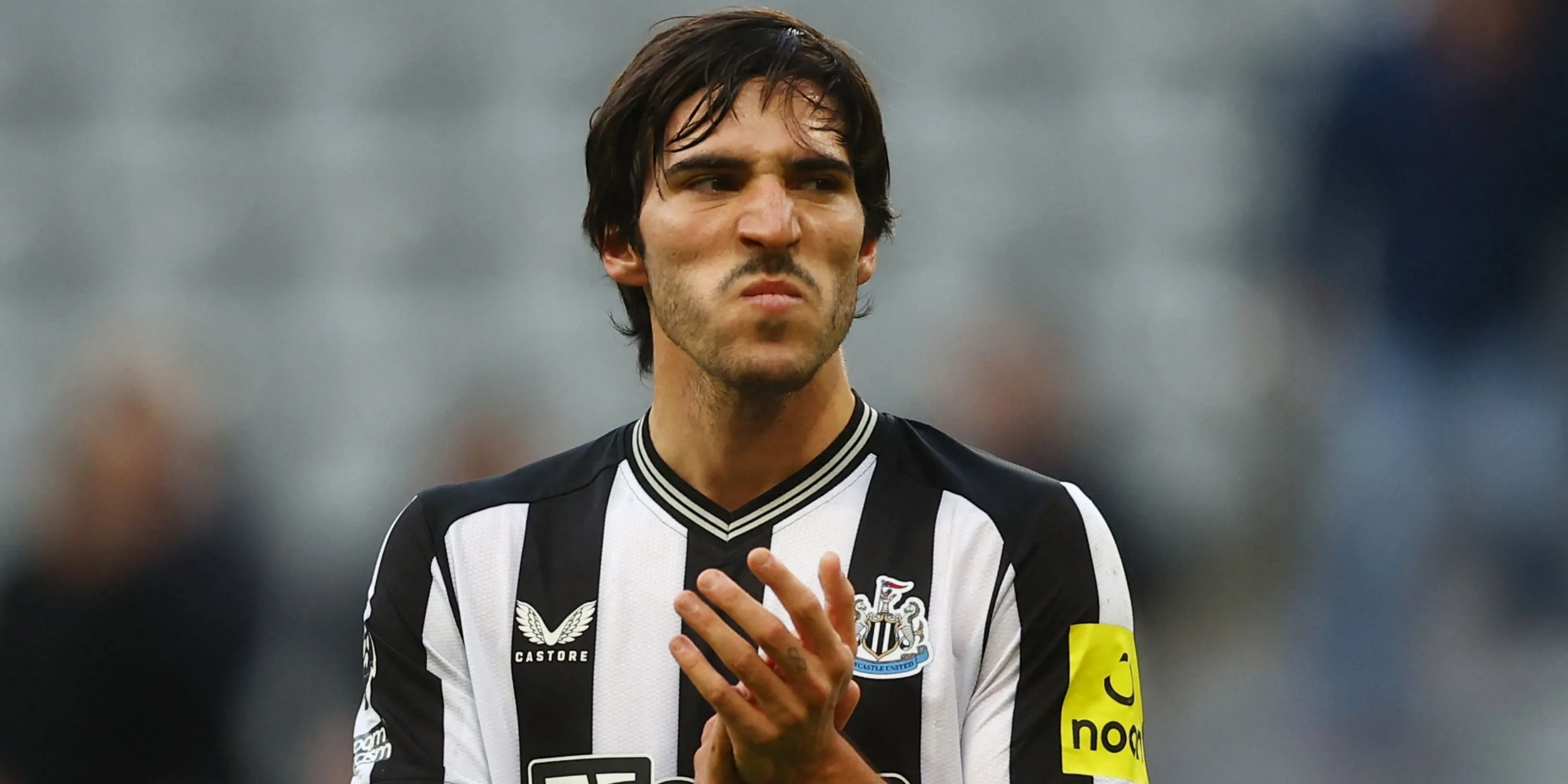 Sandro Tonali theo dõi trận đấu cho Newcastle, lo ngại chấn thương/ốm trước trận