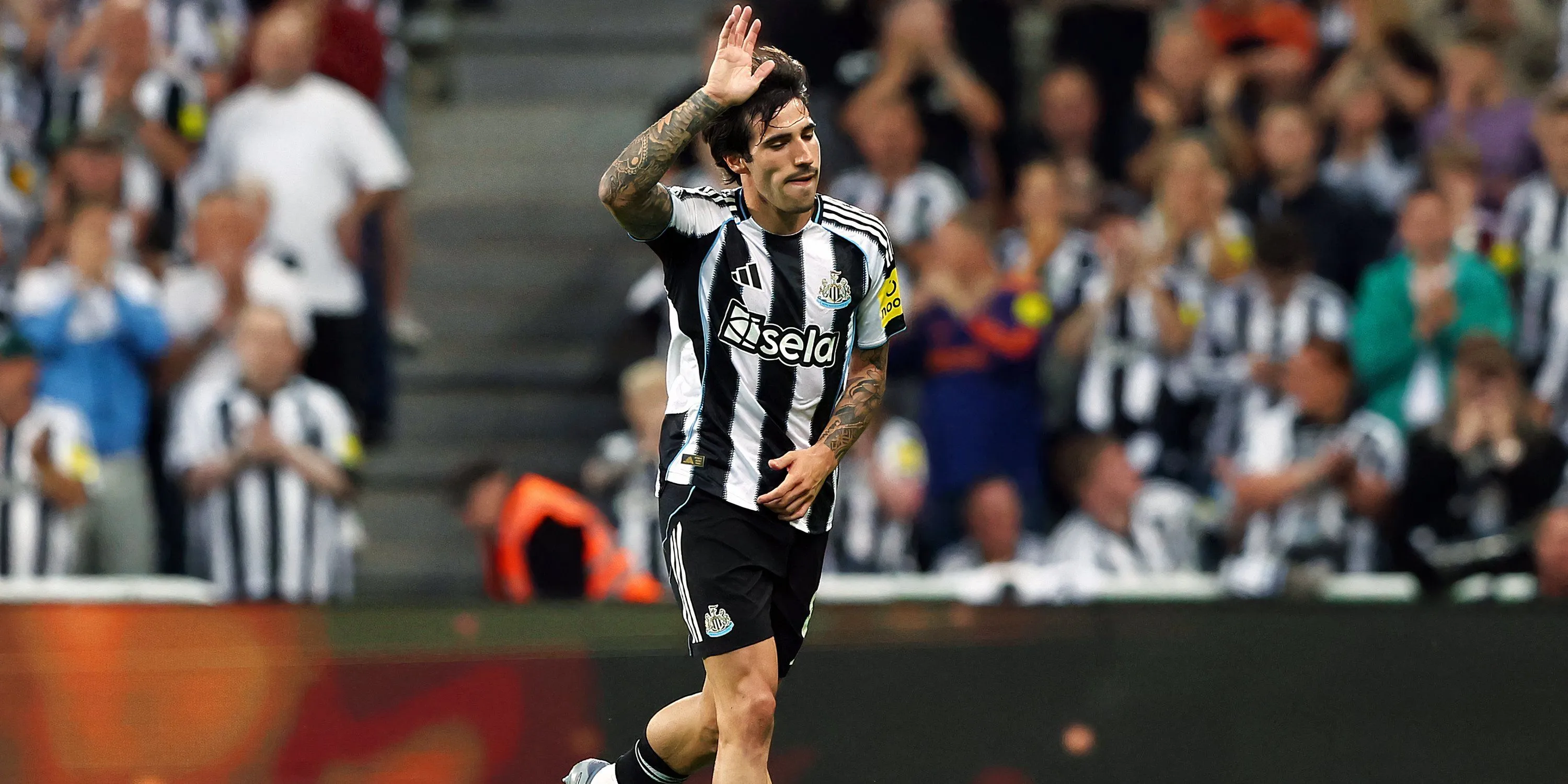 Sandro Tonali trong màu áo Newcastle, tiền vệ người Italy thi đấu ở trung tuyến