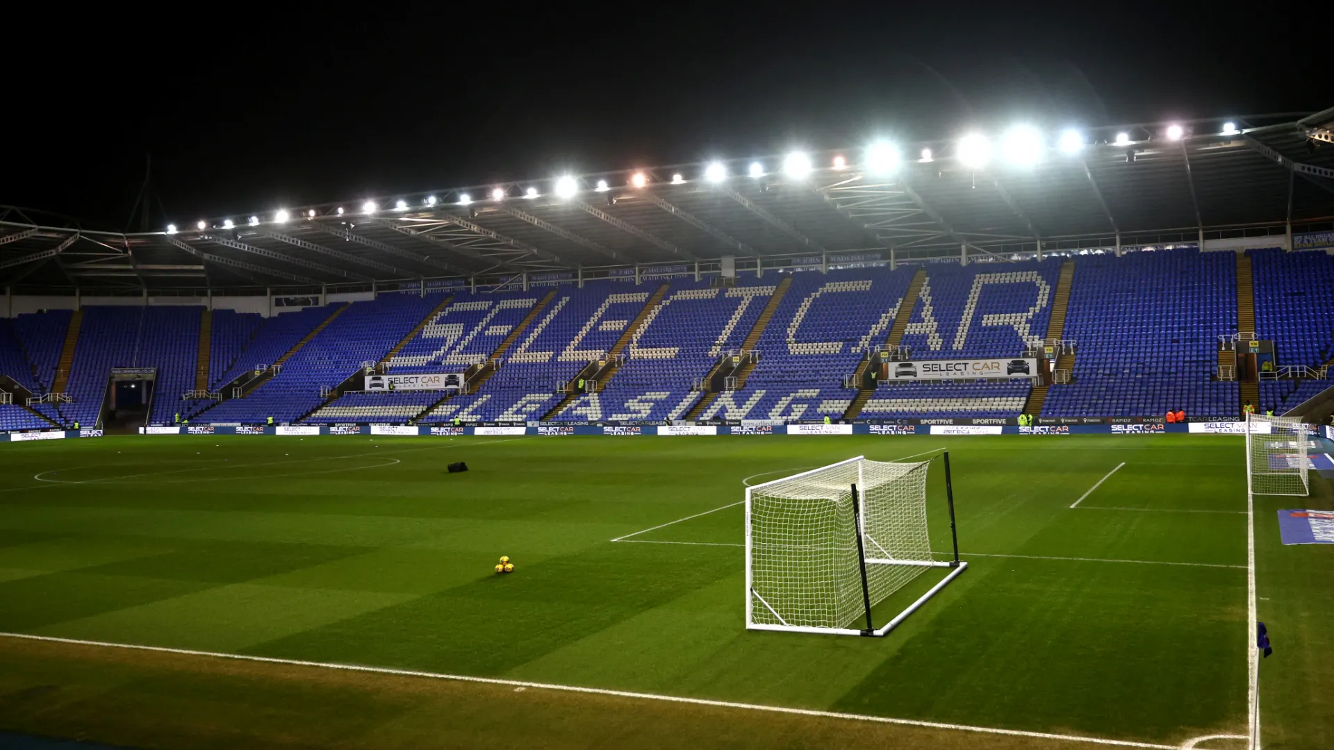 Select Car Leasing Stadium - sân nhà Reading, góc nhìn khán đài và băng ghế kỹ thuật