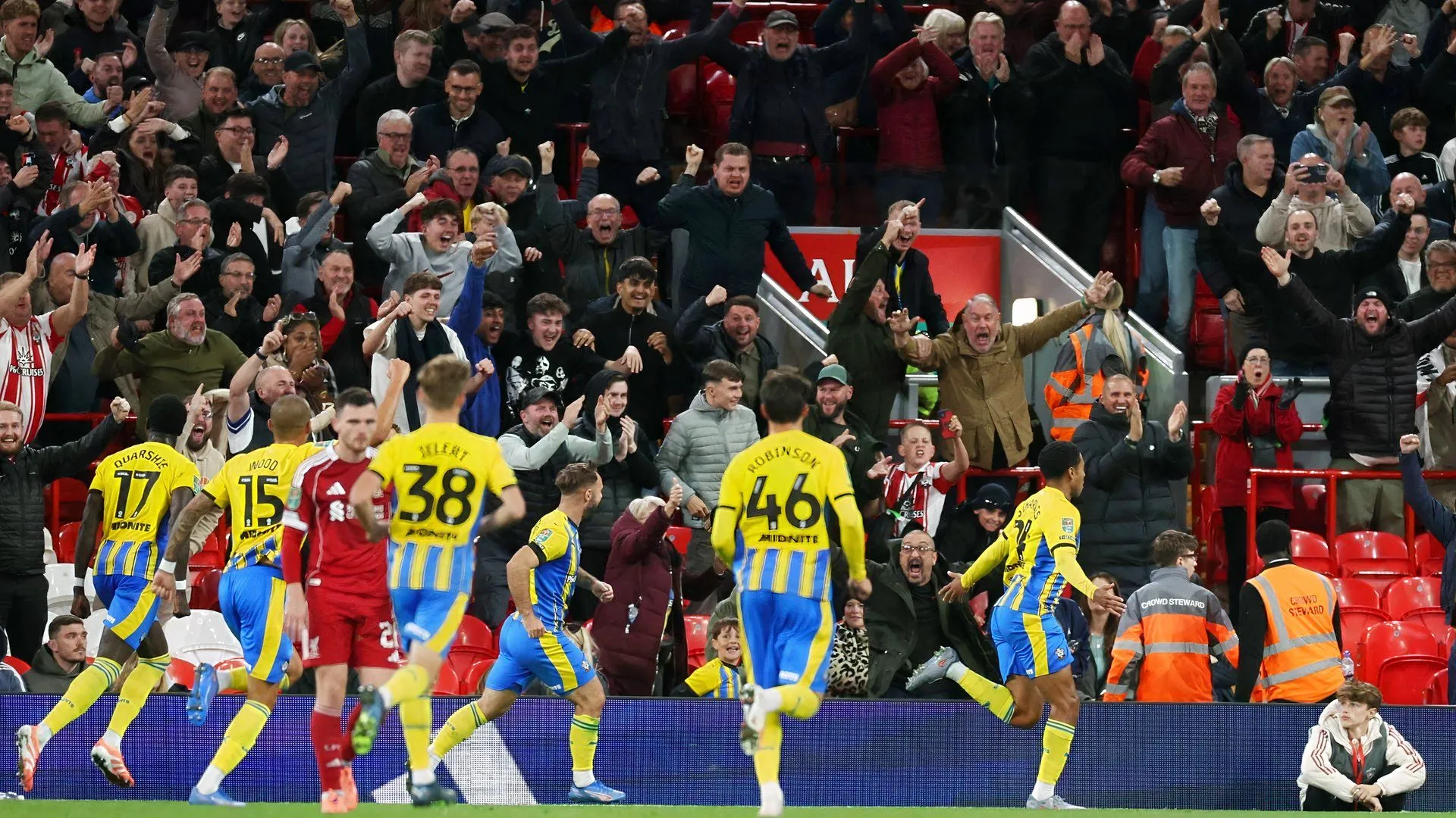 Shea Charles ăn mừng cho Southampton sau bàn thắng