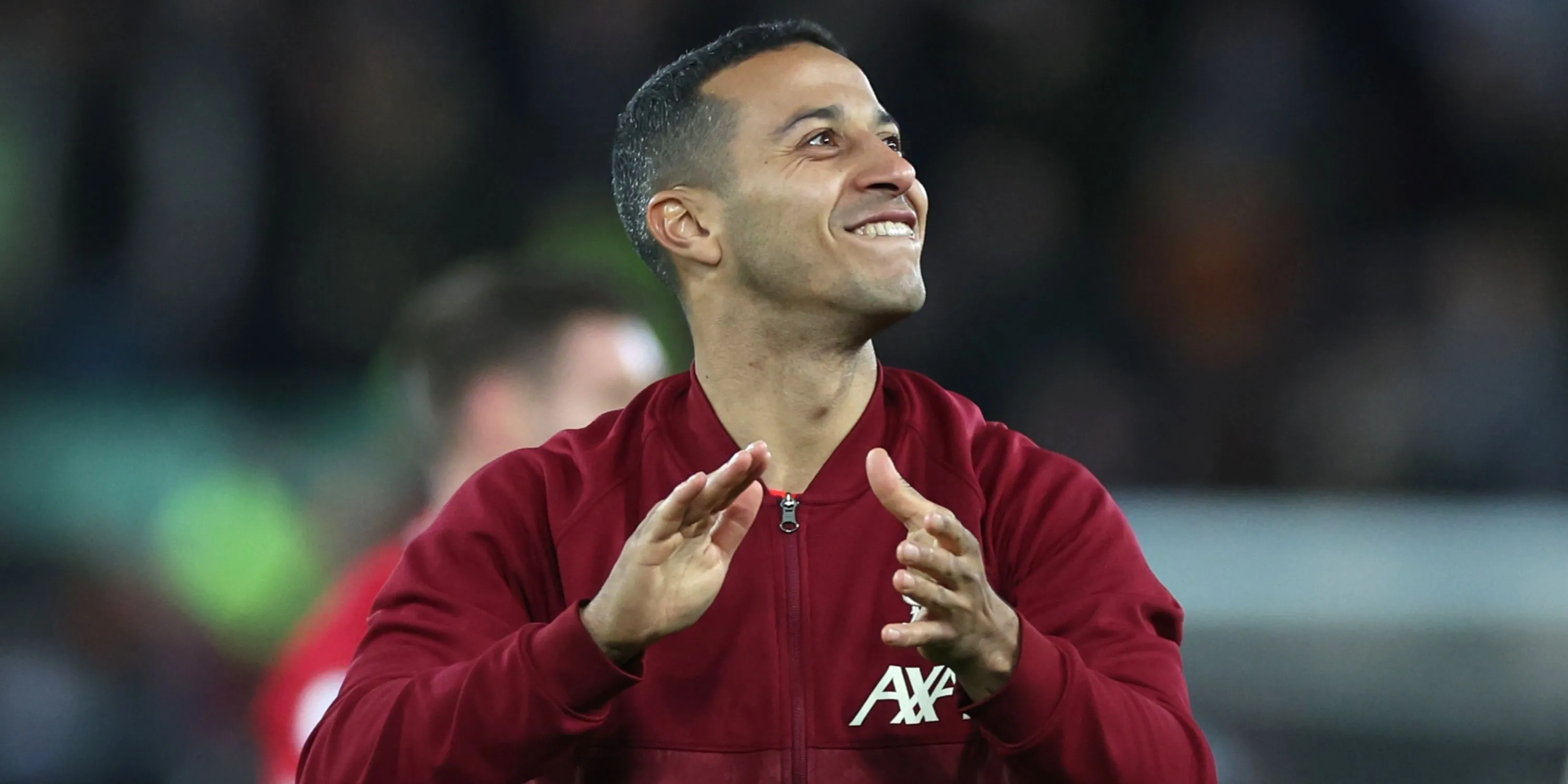 Thiago Alcântara trong màu áo Liverpool, biểu tượng kỹ thuật tuyến giữa