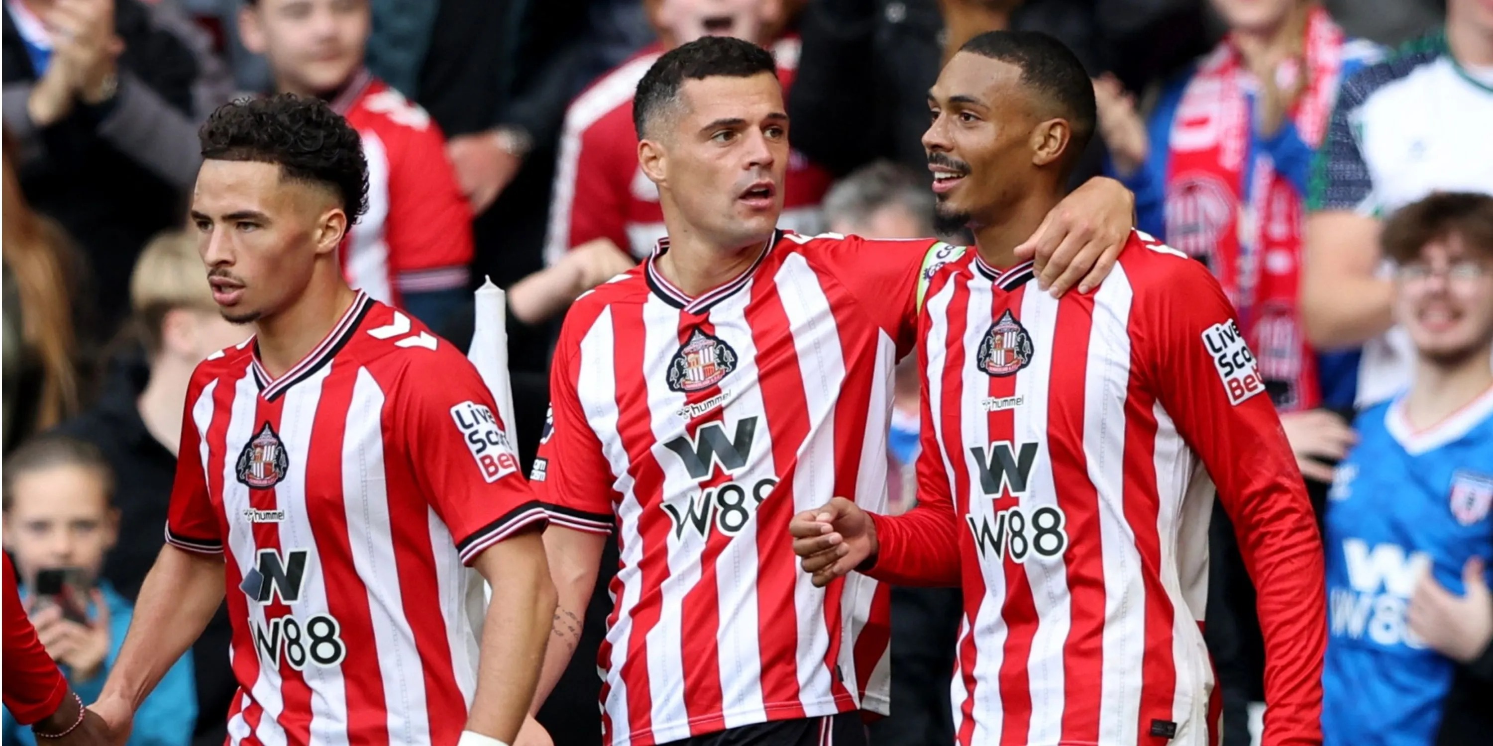 Tiền đạo Wilson Isidor ăn mừng bàn thắng cho Sunderland, mẫu tiền đạo cắm