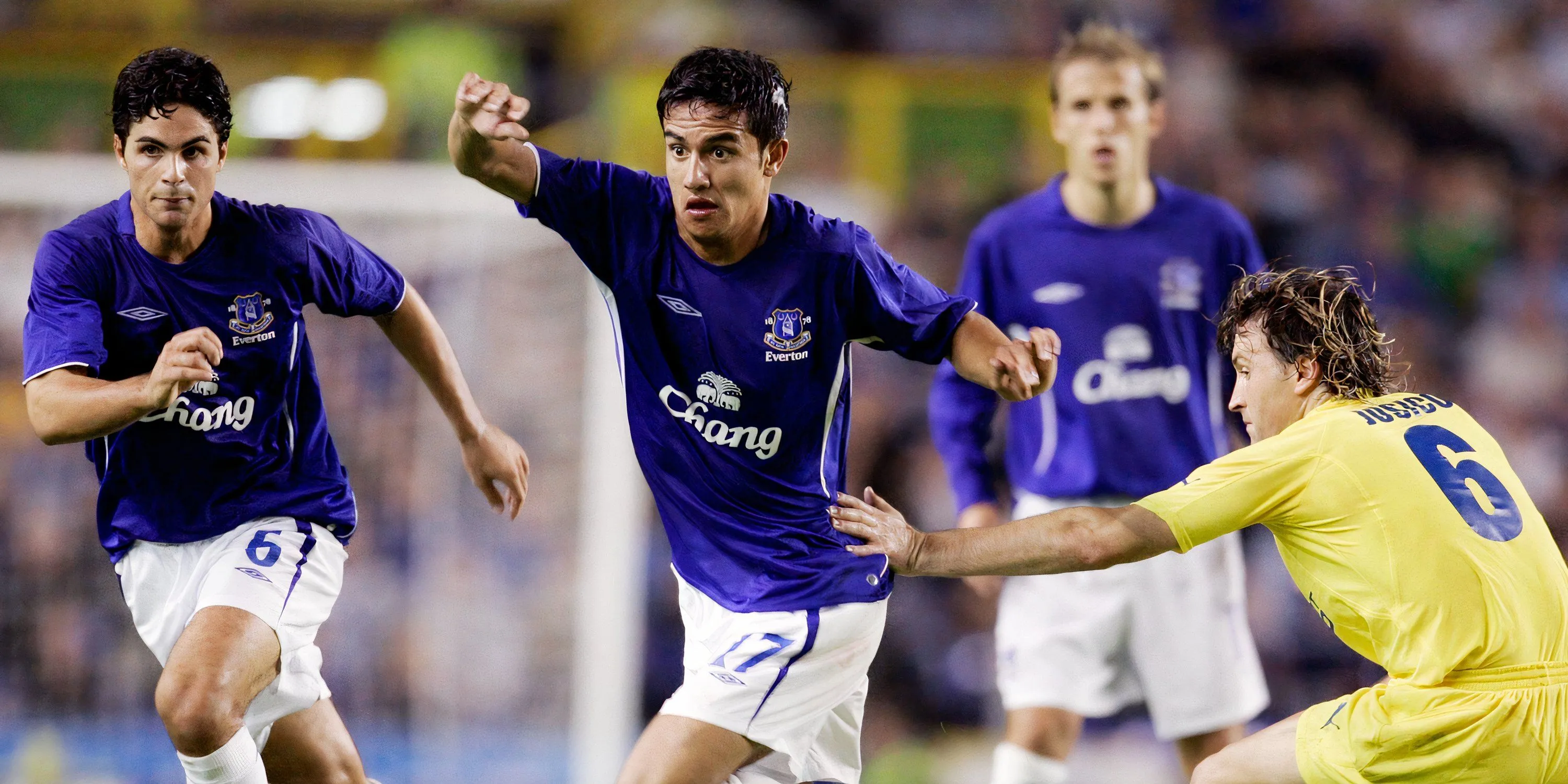 Tim Cahill và Mikel Arteta trong màu áo Everton thời Moyes