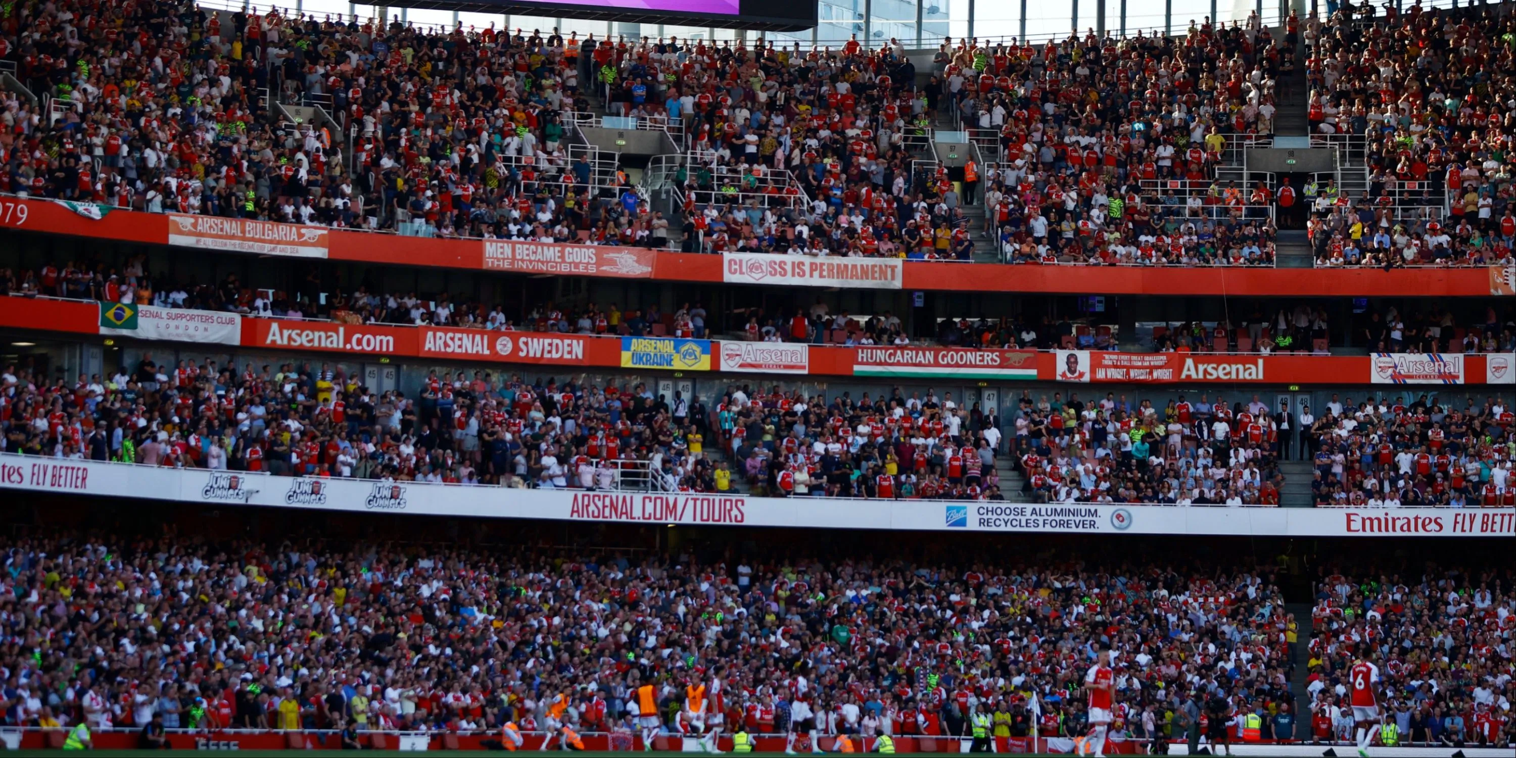 Toàn cảnh Emirates Stadium, sân nhà của Arsenal với khán đài chật kín cổ động viên