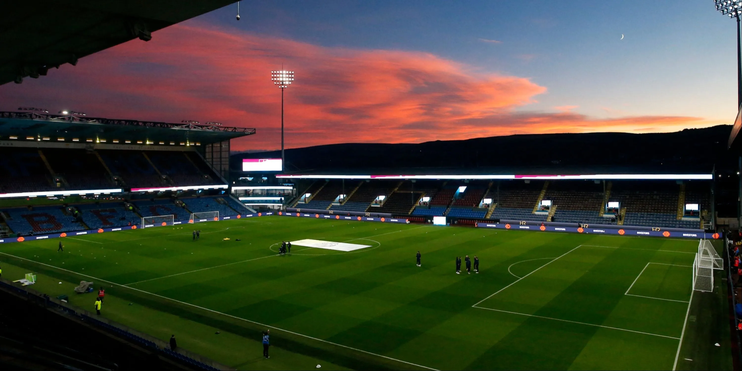 Toàn cảnh Turf Moor, sân nhà của Burnley với khán đài gần sân tạo sức ép cho đối thủ