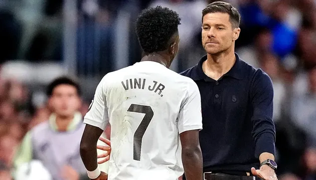 Toni Kroos trò chuyện và an ủi Vinicius Junior sau khi bị thay ở El Clasico, khuyên kiểm soát cảm xúc tại Real Madrid