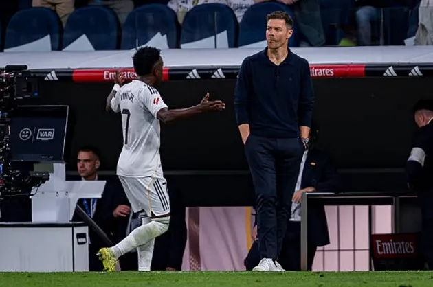 Vinicius Junior phản ứng bức xúc khi bị HLV Xabi Alonso thay ra trong trận El Clasico, biểu cảm căng thẳng