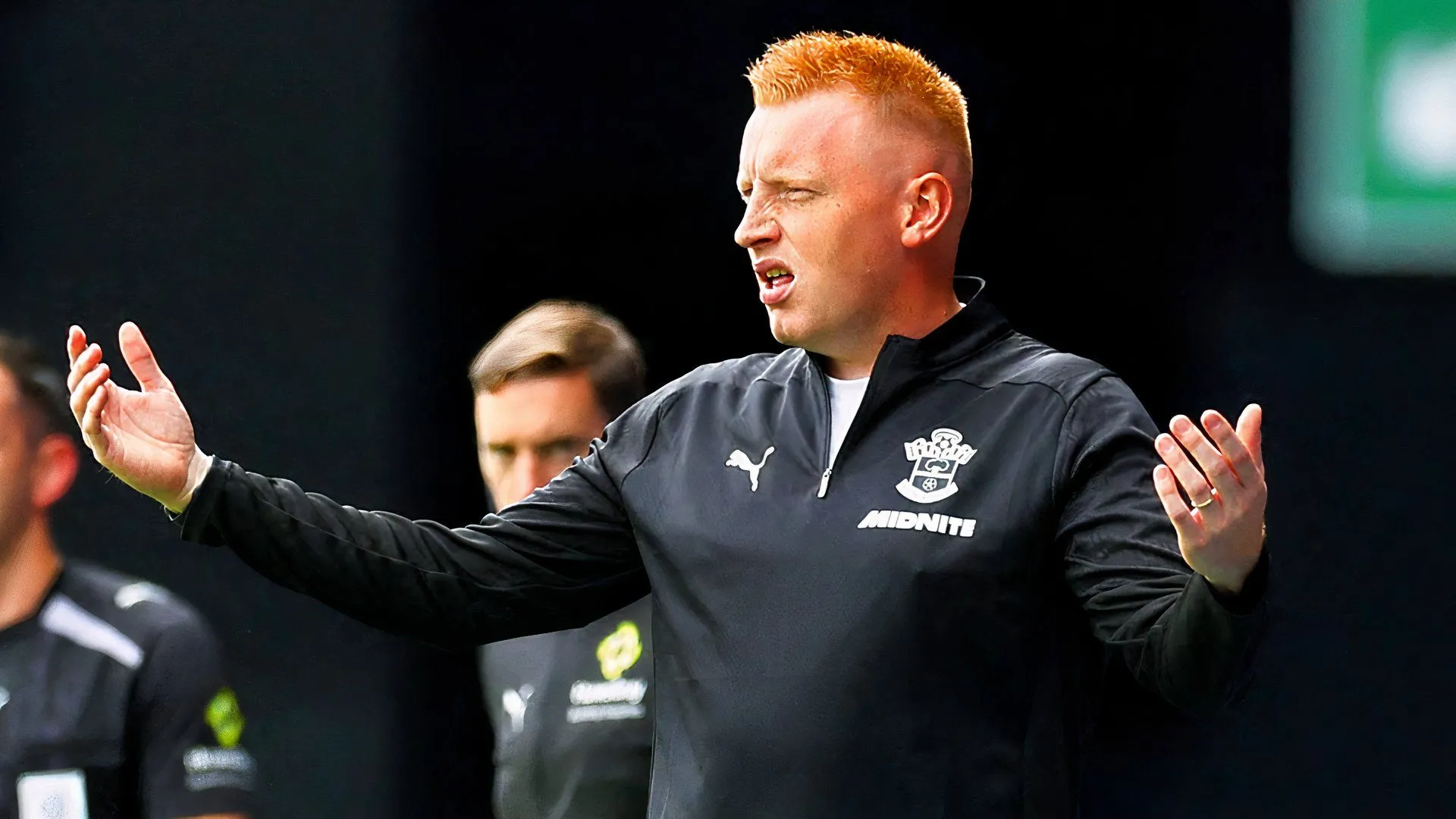 Will Still chỉ đạo trên đường biên, áp lực từ người hâm mộ Southampton