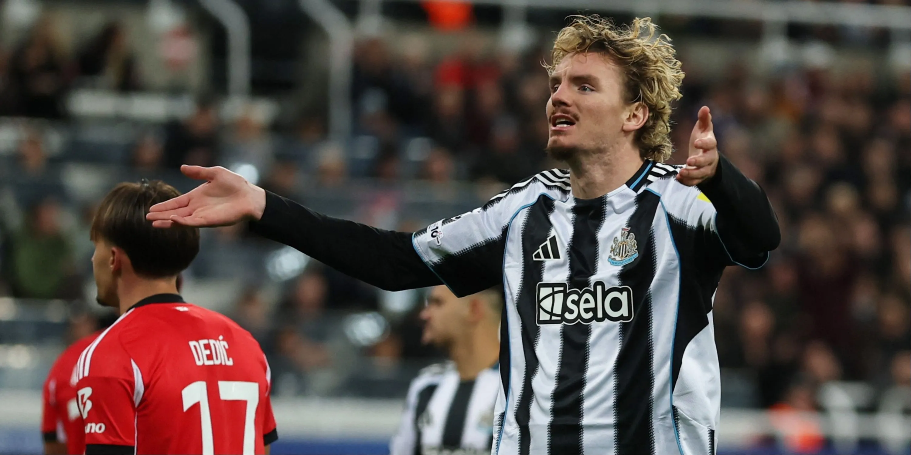 Woltemade trong buổi tập với đồng đội Newcastle, thể hiện kỹ thuật và liên kết với tuyến giữa