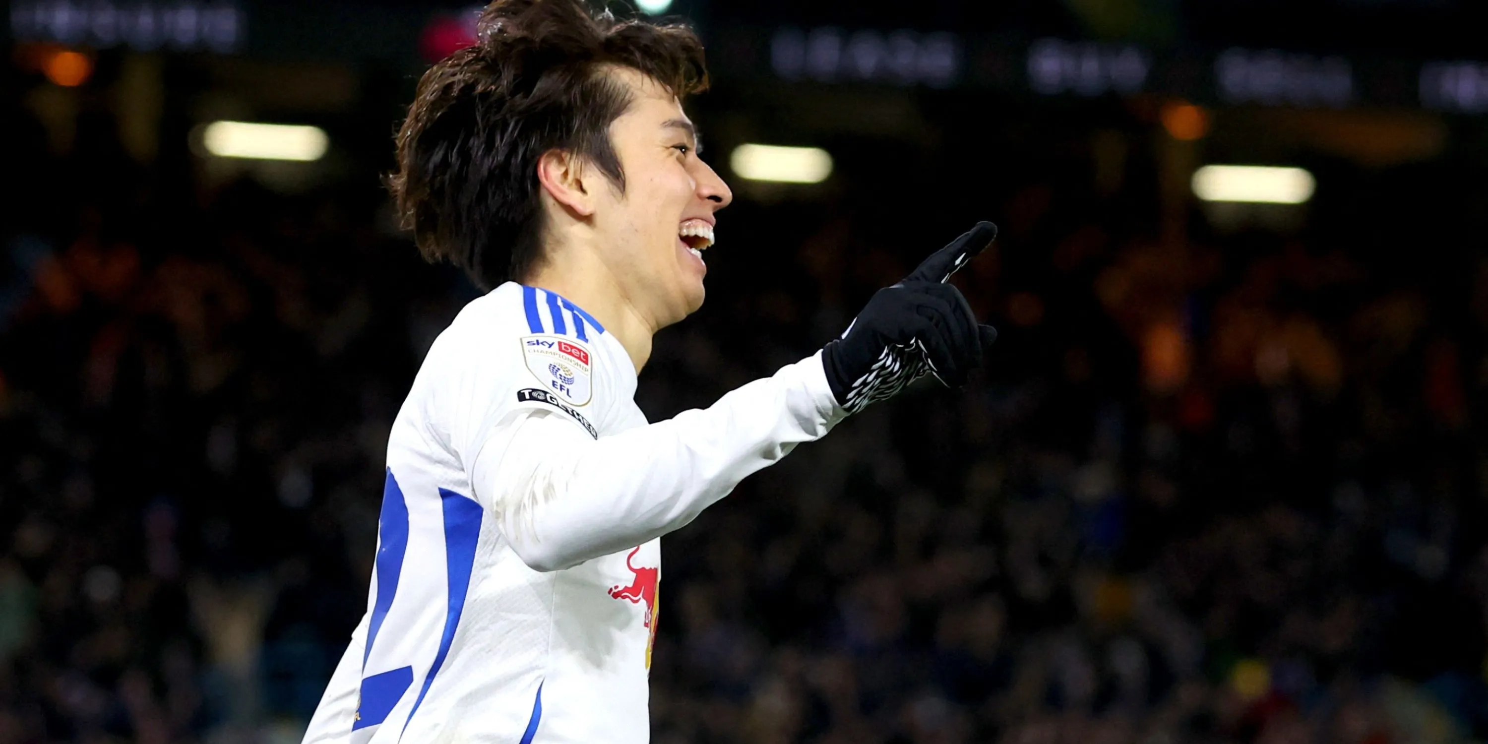 Ao Tanaka trong trang phục Leeds United tại một trận đấu gần đây