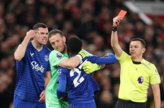 Gana Gueye nhận thẻ đỏ