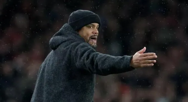 HLV Kompany của Bayern phản ứng dữ dội bên đường biên