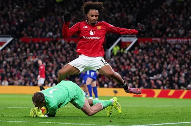 Joshua Zirkzee đánh đầu bị cản phá