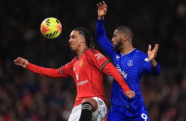 Leny Yoro bỏ lỡ tắc bóng trước Dewsbury-Hall