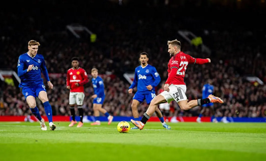 Luke Shaw nhận những chỉ trích từ phía Gary Neville