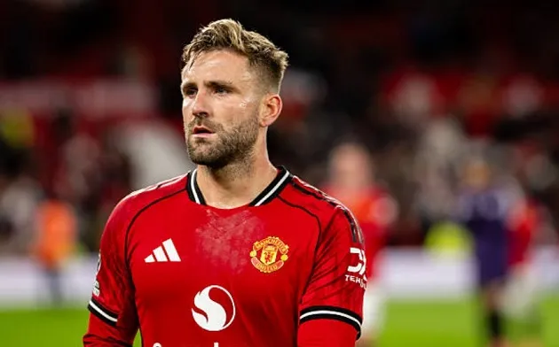 Luke Shaw truy cản đối thủ đầu hiệp hai