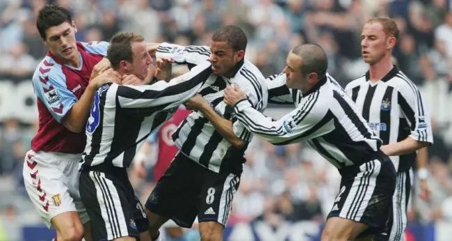 Màn ẩu đả giữa 2 cựu cầu thủ Newcastle.