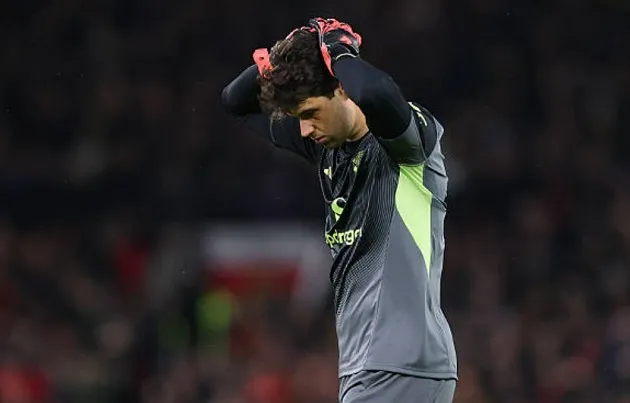 Senne Lammens trong pha bóng dẫn đến bàn thua trước Everton