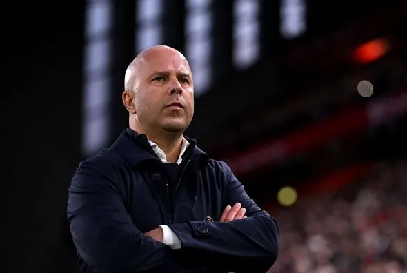 HLV Arne Slot chia sẻ về tình hình chấn thương hậu vệ phải Liverpool