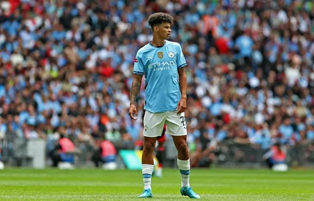 Trọng tài đã đúng khi không thổi phạt đền Man City